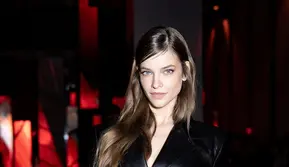 Kembali ke Runway 6 Minggu Usai Lahiran, Barbara Palvin Ungkap Dukungan Orang Terdekat