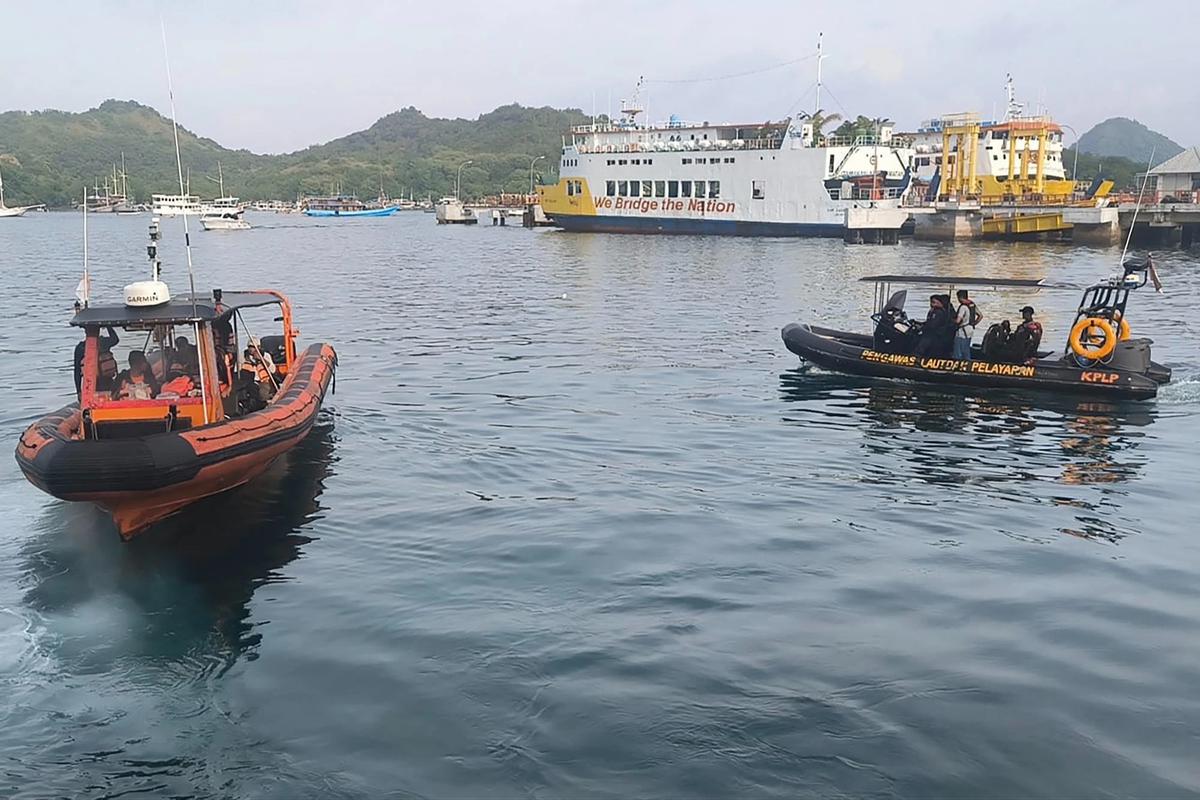 FOTO: Pencarian Korban Kapal Wisata Tenggelam di Pulau Padar Terus Dilanjutkan