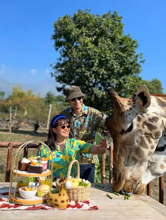 Menjadi pasangan suami istri, Winky Wiryawan yang seorang diskjoki ini selalu berduet dengan sang istri saat membawakan lagu-lagu hits di panggung. Pasangan ini dikenal sebagai personil dari Basment of Heaven. Selain itu Winky Wiryawan pun dikenal sebagai diskjoki segala usia karena kerap tampil di berbagai kalangan anak muda hingga orang tua. (Liputan6.com/IG/@kenesandari)