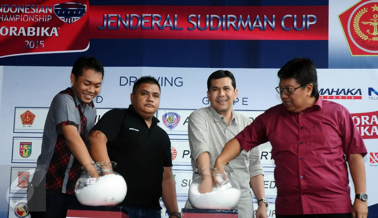 Wakil Presiden Persija Jakarta, Asher Siregar mengangkat hasil undian babak delapan besar Piala Jenderal Sudirman 2015 di Jakarta, Kamis (3/12/2015). (Liputan6.com/Helmi Fithriansyah)