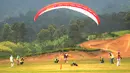 Atlet paralayang Indonesia, Aris Aporiansyah, saat berlaga pada nomor ketepatan mendarat individual di Gunung Mas, Jawa Barat (21/08/2018). Tim paralayang Asian Games Indonesia sementara masih berada dalam tiga besar. (Merdeka.com/Arie Basuki)