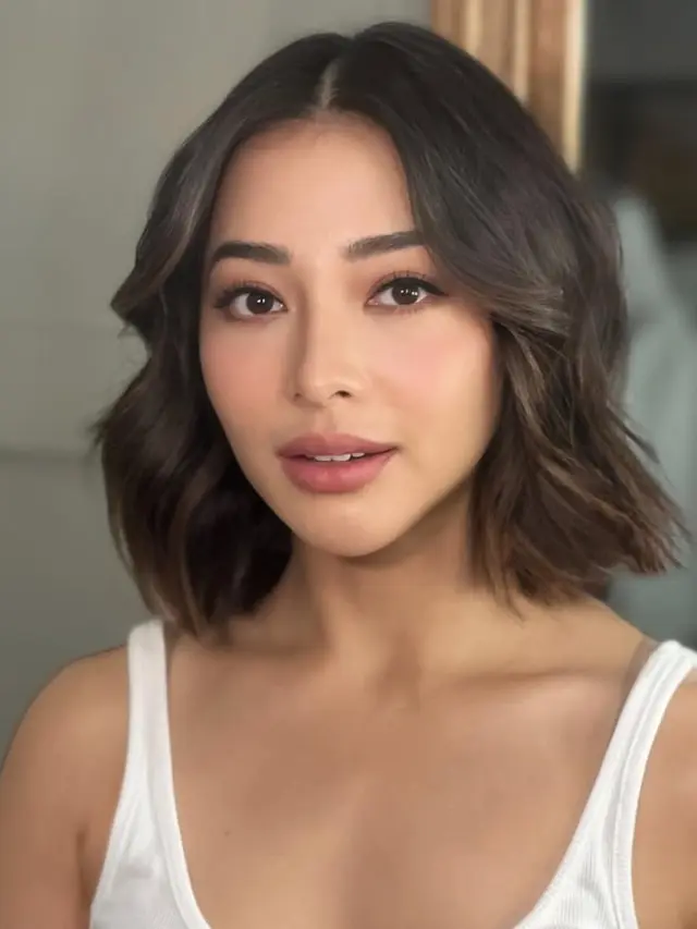 Rambut pendek model wavy Nikita Willy.  [@hairbyranggayusuf]