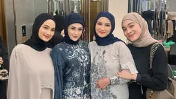 Tak hanya dengan Inara Rusli, Faby Marcelia juga bertemu dengan Mulan Jameela, Dian Ayu, dan Natalie Sarah. Lewat keterangan unggahannya Faby Marcelia menuliskan jika ia senang bisa berkumpul di circle yang positif. Pemeran Alyssa di sinetron lawas Arti Sahabat ini berharap bisa terus berkumpul dengan circle positif yang membuatnya merasakan ketenangan jiwa. (Liputan6.com/IG/@fabymarcelia)