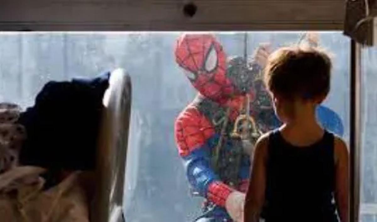 Menariknya, @ShaneKaiGleen membuat tokoh Spider-Man lebih unik. Uniknya adalah gambar Spider-Man yang disuguhkan memiliki tema.&nbsp;