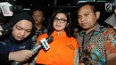 Anggota DPRD Sumatera Utara, Rinawati Sianturi menjawab pertanyaan wartawan usai menjalani pemeriksaan di Gedung KPK, Jakarta, Rabu (4/7). Rinawati tampak mengenakan rompi tahanan KPK berwarna oranye. (Merdeka.com/Dwi Narwoko)