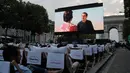 Sebuah film gratis yang diputar di ruang terbuka di jalan Champs Elysees, Paris (7/7/2019). Bioskop terbuka ini menyediakan 1800 kursi bagi penonton yang ingin menyaksikan film-film gratis yang ditayangkan. (AP Photo/Michel Euler)