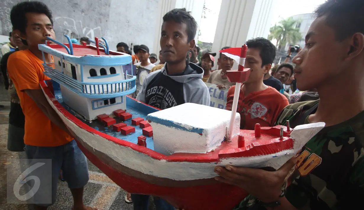 Nelayan yang tergabung dalam Koalisi Selamatkan Teluk Jakarta membawa miniatur kapal ketika mendatangi PTTUN di Cikini, Jakarta, Selasa (30/8). Mereka meminta hakim PTTUN menolak banding penerbitan izin reklamasi pulau G. (Liputan6.com/Immanuel Antonius)