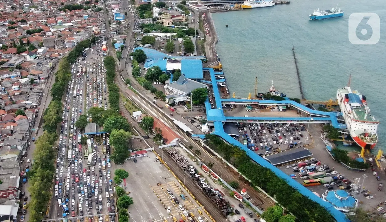 <p>Pantauan udara kendaraan pemudik memadati Pelabuhan Merak, Banten, Jumat (29/4/2022). Para pemudik dari Pulau Jawa yang hendak menyeberang melalui pelabuhan tersebut harus rela terjebak kemacetan berjam-jam hingga bisa sampai masuk ke kapal. (Liputan6.com/Angga Yuniar)</p>
