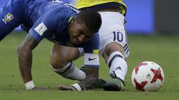 Pemain Kolombia, James Rodriguez (kanan) berebut bola dengan pemain Brasil, Paulinho pada kualifikasi Piala Dunia 2018 di Roberto Melendez stadium, Barranquilla, Kolombia, (5/9/2017). Kolombia bermain imbang 1-1 lawan Brasil. (AP/Ricardo Mazalan)