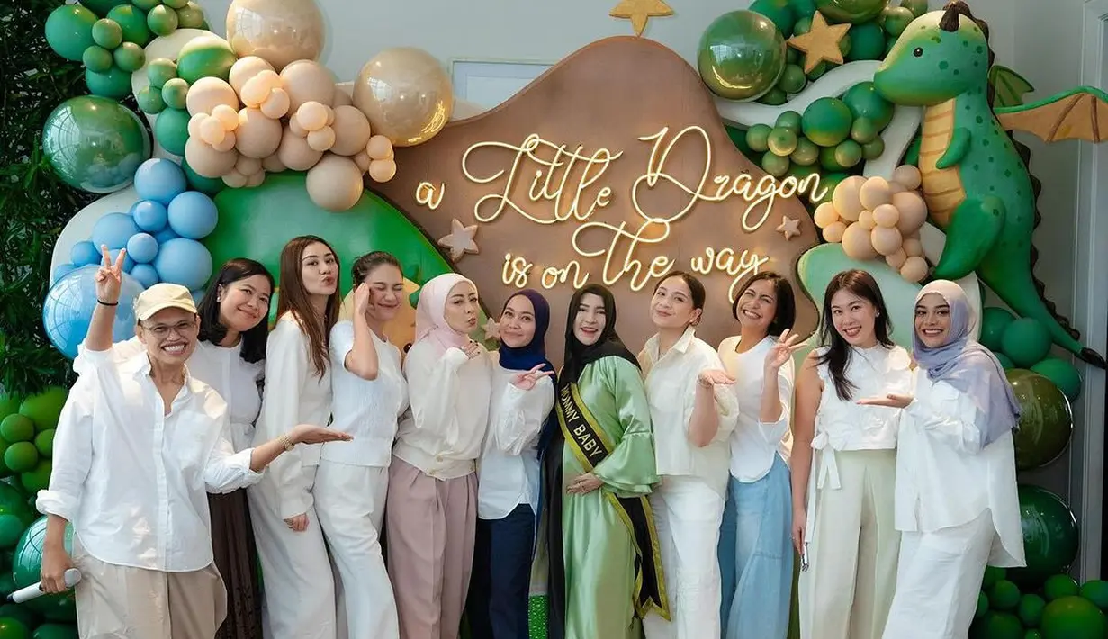 Terlihat juga Aaliyah Massaid yang mengenakan blus dan celana panjang serba putih.  [@nissyaa/@azizahsalsha_/@aaliyah.massaid].