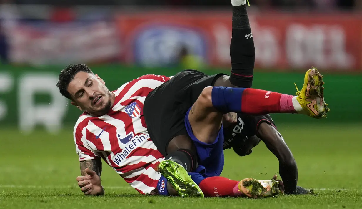 Bek Atletico Madrid Jose Gimenez (kiri) berebut bola dengan gelandang Bayer Leverkusen Nadiem Amiri pada matchday kelima Grup B Liga Champions 2022/23 di Wanda Metropolitano, Kamis (27/10/2022) dini hari WIB. Atletico Madrid harus menelan pil pahit dipastikan gagal lolos ke babak 16 besar. (AP Photo/Manu Fernaandez)