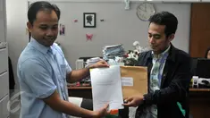 LSM ICW dan Perludem melaporkan Wakil Ketua DPR RI Fadli Zon dan anggota DPR RI Rachel Maryam ke MKD DPR, Jakarta, Kamis (30/6). Aduan mereka terkait Fadli dan Rachel yang meminta fasilitas untuk keluarganya ke luar negeri.(Liputan6.com/Johan Tallo)