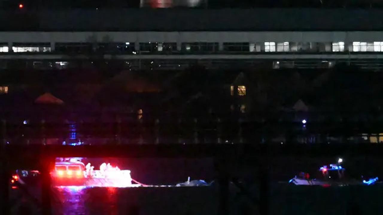 Meski Gelap dan Dingin, Tim Penyelamat Terus Cari Korban Tabrakan American Airlines dan Black Hawk