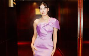 Seakan membawa aura Park Min Young, yang begitu melekat dengan karakter Kim Mi-so, Mawar tampil penuh pesona dalam balutan gaun ungu pastel yang memancarkan keanggunan sekaligus kepercayaan diri seorang leading lady..[@mawar_eva].