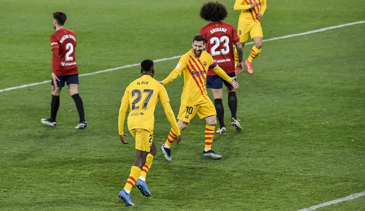 Gelandang Barcelona, Moriba Kourouma Kourouma berselebrasi dengan Lionel Messi usai mencetak gol ke gawang Osasuna pada pertandingan lanjutan La Liga Spanyol di stadion El Sadar di Pamplona, Spanyol, Minggu (7/3/2021).  Barcelona menang atas Osasuna 2-0. (AP Photo/Alvaro Barrientos)