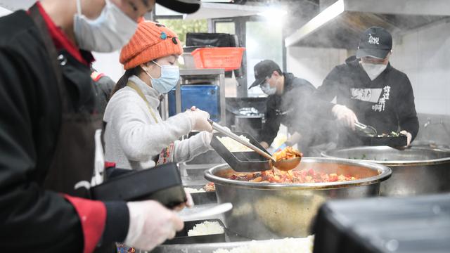 Perjuangan Raincoat Sister Melawan Virus Corona