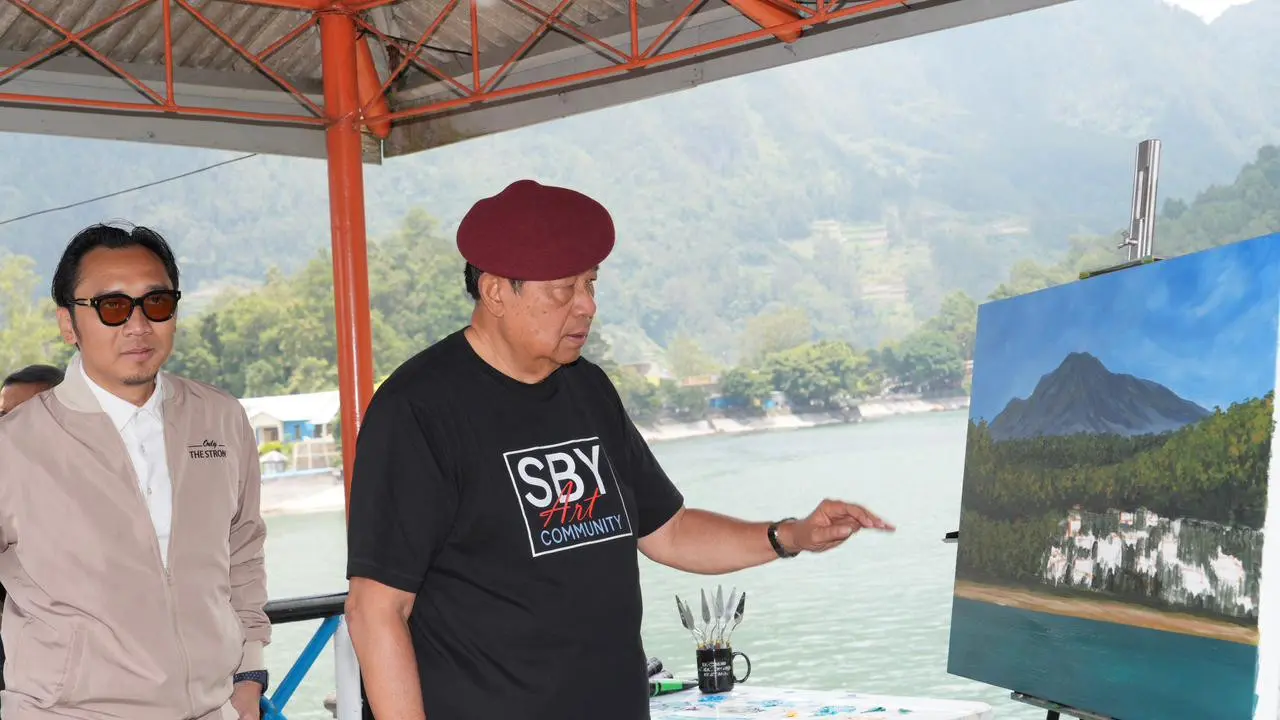 Edhie Baskoro Yudhoyono (Ibas) mendampingi sang ayah, Susilo Bambang Yudhoyono (SBY), mengabadikan keindahan panorama Gunung Lawu dalam sebuah lukisan di atas kanvas (Istimewa)