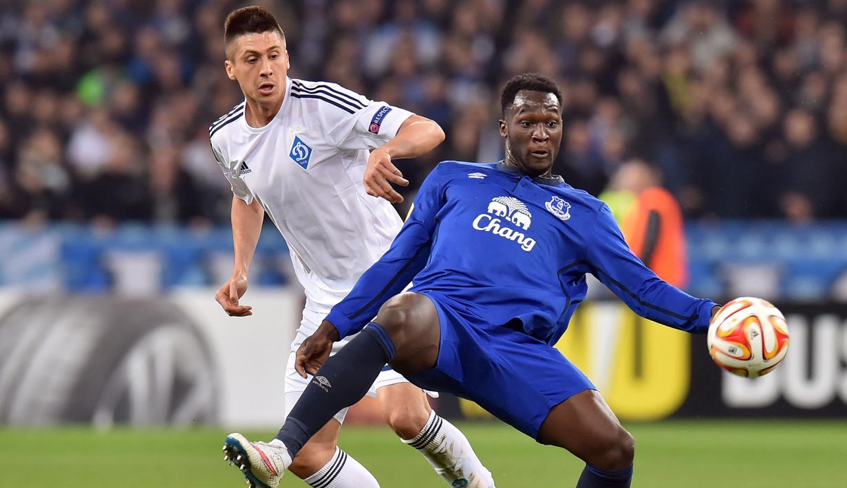 Romelu Lukaku yang kini tengah menjalani musim pertama sebagai pemain pinjaman dari Chelsea, tercatat menjadi top skor Liga Europa pada musim 2014/2015 saat membela Everton dengan koleksi 8 gol, sejajar dengan pemain RB Salzburg, Alan. Langkah Everton sendiri harus tersingkir di babak 16 besar setelah kalah agregat 4-6 dari Dynamo Kyiv. Pada leg pertama Everton menang 2-1, sementara pada leg kedua menyerah 2-5. (AFP/Surgei Supinsky)