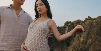 Nikita Willy sedang menantikan buah hatinya yang kedua. Dengan baby bump yang semakin besar, Nikita Willy justru membagikan berbagai momen aktivitasnya, termasuk photoshoot di pantai. [Foto: Instagram/nikitawillyofficial94]