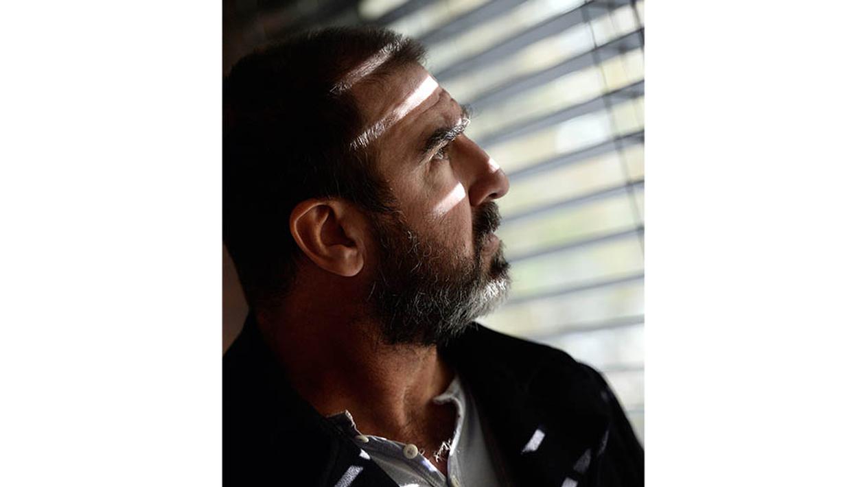 Bintang MU era 90an, Eric Cantona, berpose di Paris, Prancis, Rabu (12/11/2014). (AFP/Stephane De Sakutin)