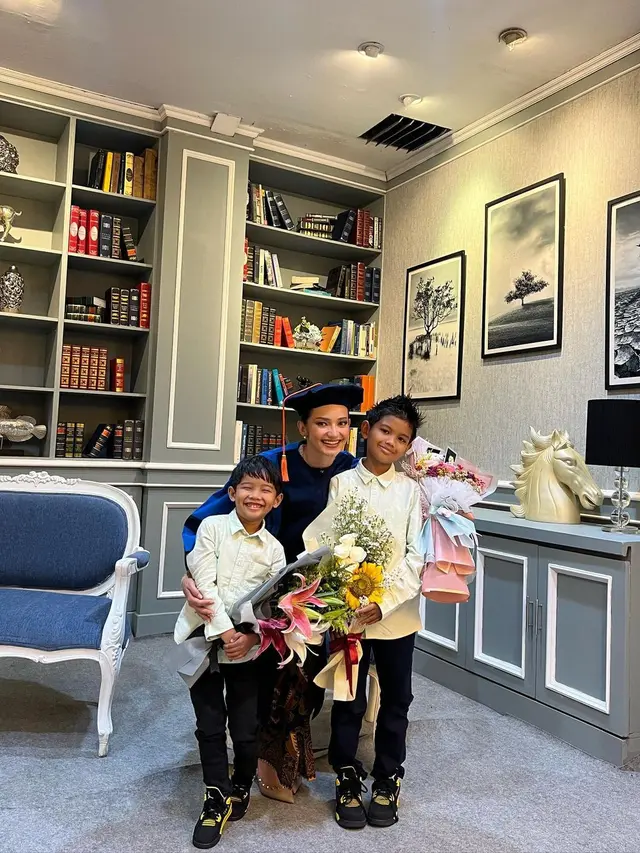 Enzy Storia wisuda (Instagram/enzystoria)