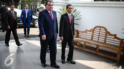 Presiden Jokowi berbincang dengan Presiden Republik Tajikistan, H.E. Mr. Emomali Rahmon (kiri) tiba di Istana Merdeka, Jakarta, Senin (1/8). Pertemuan membahas tentang kerja sama keamanan, pemberantasan narkoba, terorisme. (Liputan6.com/Faizal Fanani)