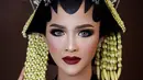 Pesona pengantin Jawa yang luar biasa terpancar dari Bella Bonita dalam foto ini. Bella Bonita menghadirkan tampilan makeup bold dengan outfit hitam, paes ageng dan seluruh aksesori khas pengantin Solo yang membuat penampilannya secara keseluruhan super megah. Foto: Instagram.