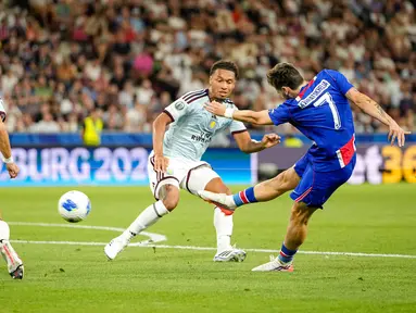 Pemain PSG Khvicha Kvaratskhelia (kanan) mencetak gol pertama bagi timnya dalam pertandingan sepak bola Piala Super UEFA antara Paris Saint-Germain dan Aston Villa di Salzburg, Austria, Rabu, 12 Agustus 2026. (Foto AP/Darko Bandic)
