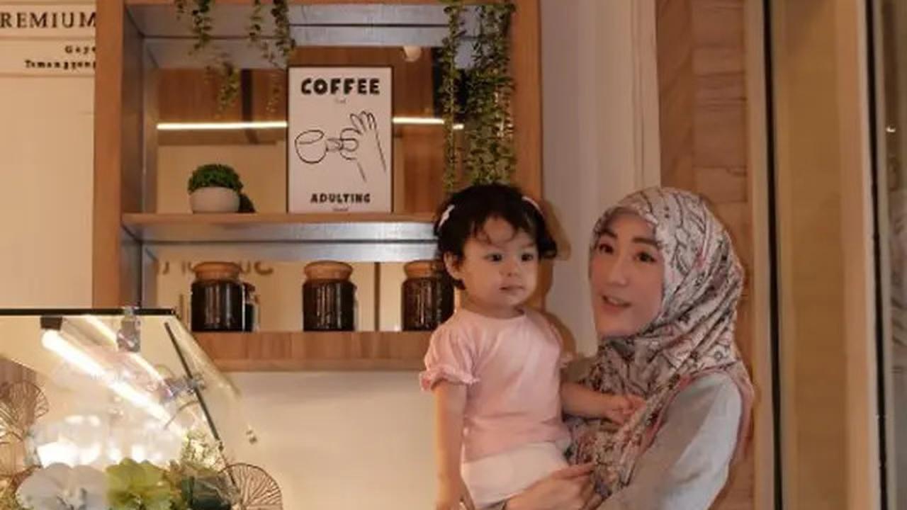 Potret Larissa Chou dengan Hijab Motif, Inspirasi Gaya Muslimah 2025 untuk Ibu Muda