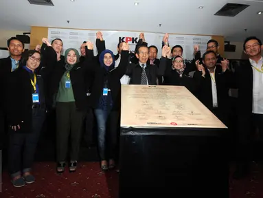 Salah satu Pimpinan KPK, Zulkarnain (tengah) berpose dengan para kader muda partai politik dalam acara Workshop di gedung KPK, Jakarta, (12/11/2015). Kpk ingin tanamkan mental pemilih yang berintegritas. (Liputan6.com/Helmi Afandi) 