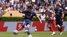 Pemain PSG, Lee Kang-in, mengeksekusi penalti untuk mencetak gol keempat timnya dalam laga Grup B Piala Dunia Antarklub melawan Atletico Madrid di Pasadena, California, Minggu (15/6/2025). (AP Photo/Mark J. Terrill)