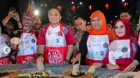 GUbernur Khofifah dan wali kota Surabaya Eri Cahyadi saat meramaikan Festival Rujak Uleg di Surabaya. (Istimewa)