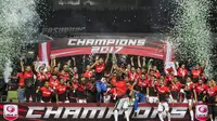 Para pemain dan official Persebaya merayakan gelar juara Liga 2 usai mengalahkan PSMS pada laga final di Stadion GBLA, Bandung, Selasa (28/11/2017). Persebaya menang 3-2 atas PSMS. (Bola.com/Vitalis Yogi Trisna)