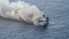 Kapal Mutiara Sentosa 2 terbakar di perairan Sumenep, Jawa Timur, Minggu (2/8/2026). (AFP/ Frida Perkasa)