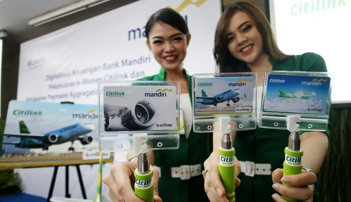 Pramugari menunjukan kartu e-mony berlogo pesawat Citilink saat peluncuran transaksi pembayaran dengan e-Money di Jakarta, Kamis (19/10). Bank Mandiri dan Citilink menerbitkan uang elektronik co branding. (Liputan6.com/Angga Yuniar)