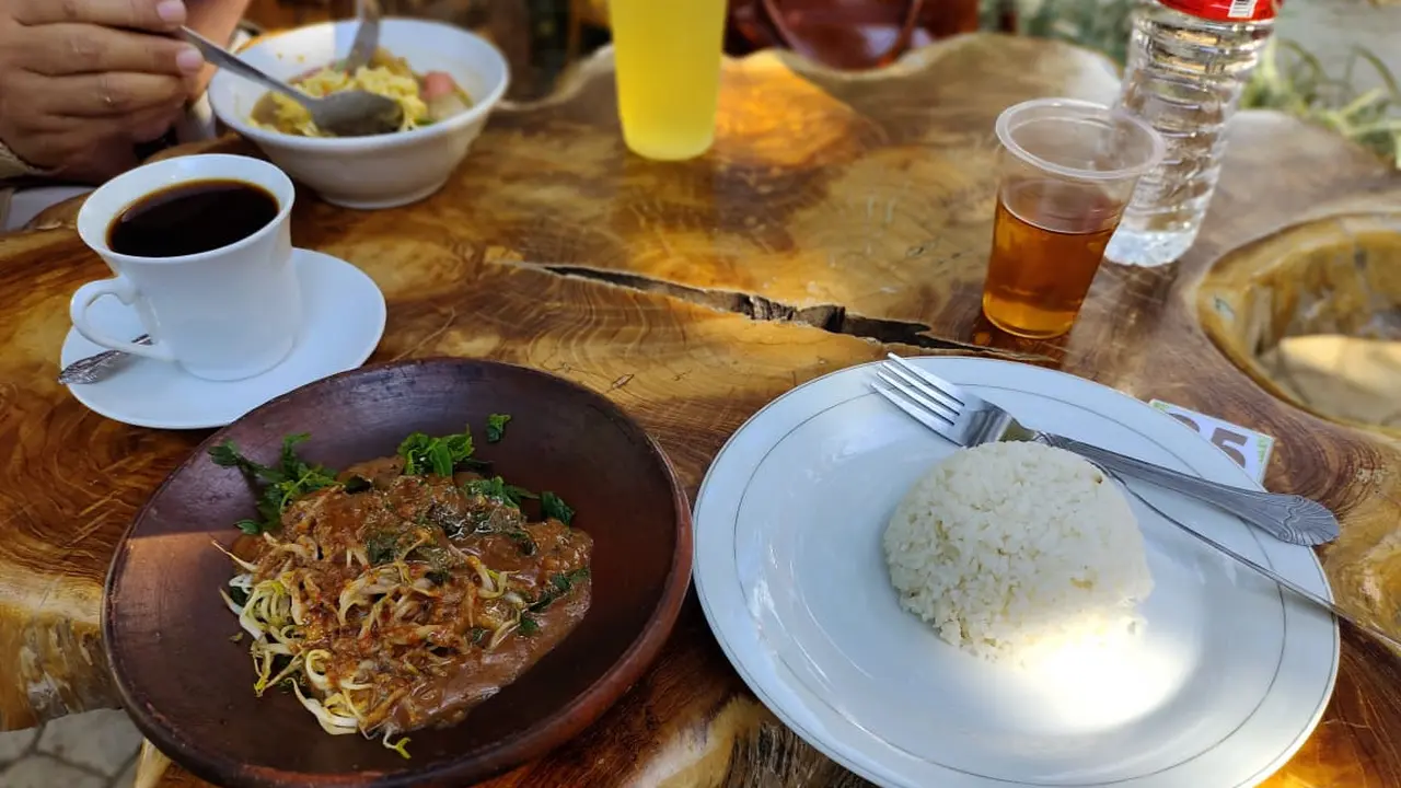 Menu pecel pakis biasanya dilengkapi  telur dadar atau mata sapi, tempe goreng, perkedal, dan gimbal udang. (Liputan6.com/Arief Pramono)
