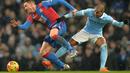 Pemain Crystal Palace, Connor Wickham (kiri) berusaha melewati pemain Manchester City pada lanjutan liga premier Inggris di Stadion Etihad, Manchester, Sabtu (16/1/2016). (AFP Photo/Paul Ellis)