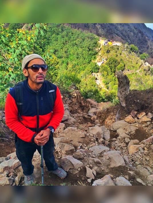 Begini nih, gaya Restu Sinaga saat mendaki Gunung Merbabu. (Instagram/ restusinaga)
