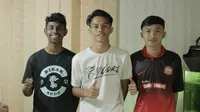 Penyanyi Indonesia, Ahmad Abdul Idol, menyarankan kepada tiga pemain muda Sumatra Utara untuk terus mengembangkan diri dan tak mudah puas. (Bola.com/Vascal Hadi)