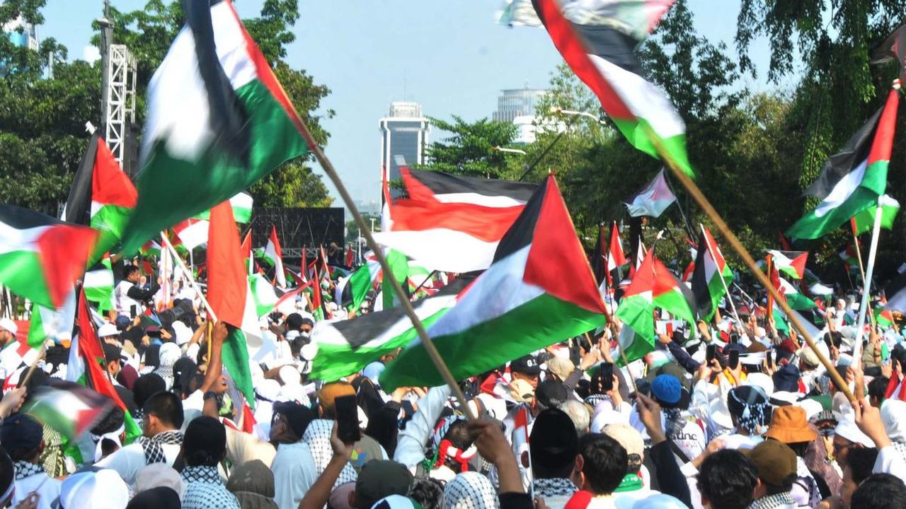 Ribuan pendukung Palestina menggelar aksi unjuk rasa di depan Kedutaan Besar Amerika Serikat di Jakarta, Sabtu (3/8/2024). Aksi tersebut dilakukan sebagai bentuk solidaritas untuk pemimpin Hamas, Ismail Haniyeh, yang baru saja meninggal dunia.&nbsp;Foto: 