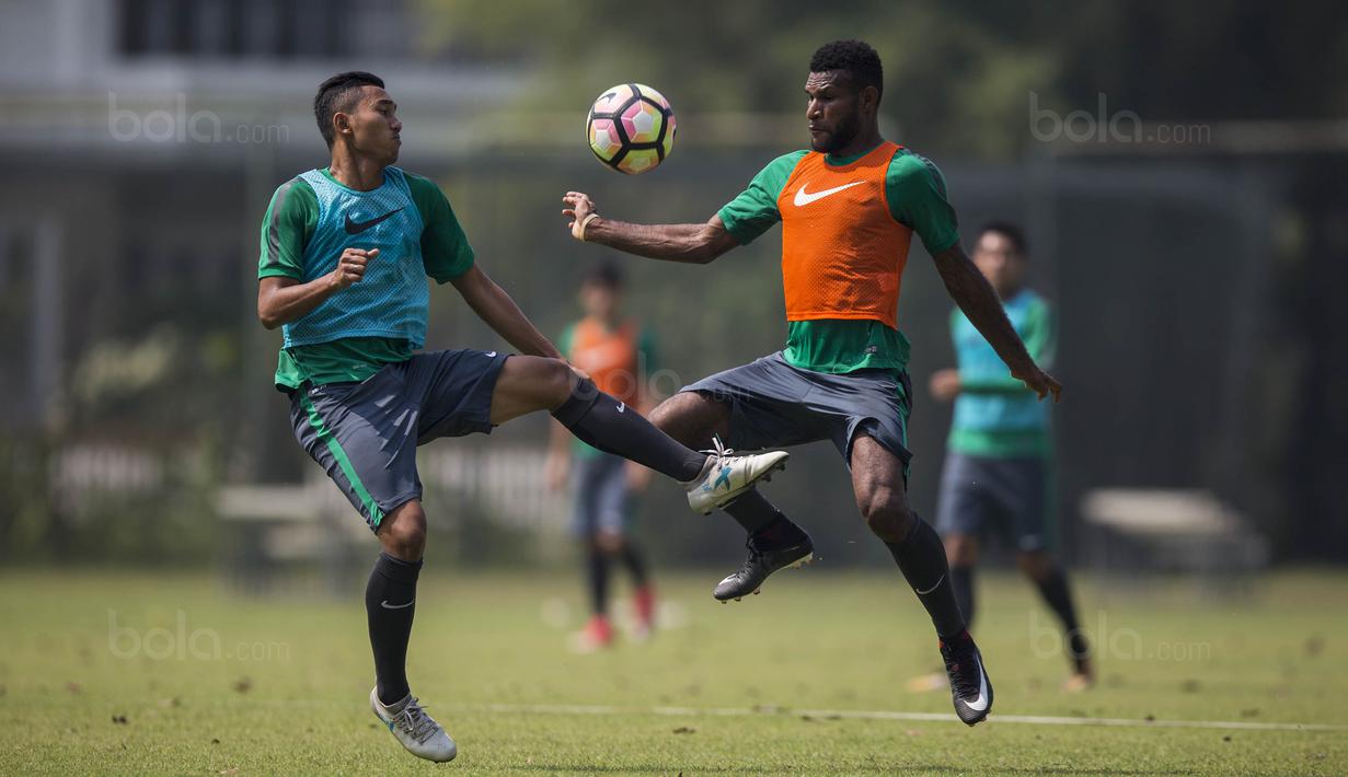 Pemain Timnas Indonesia U-22, Marinus Wanewar, berebut bola dengan Ricky Fajrin saat latihan di Lapangan SPH Karawaci, Banten, Selasa (8/8/2017). Latihan dilakukan sebagai persiapan jelang SEA Games 2017 Malaysia. (Bola.com/Vitalis Yogi Trisna)
