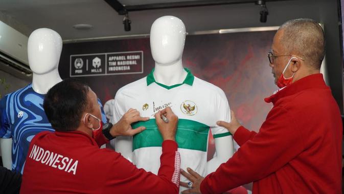 Penampakan jersey tandang terbaru timnas Indonesia yang secara resmi diluncurkan pada Senin (27/7/2020). (Doc PSSI)