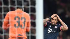 Ekspresi kekecewaan pemain Bayern Munchen, Arturo Vidal, setelah gagal memanfaatkan peluang di depan gawang Arsenal dalam lanjutan Grup F Liga Champions di Stadion Emirates, London, Rabu (21/10/2015) dini hari WIB. (EPA/Tobias Hase)