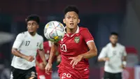 Pemain Timnas Indonesia, Ginanjar Wahyu Ramadhani berusaha mengontrol bola pada laga International Friendly Match U-20 melawan Timnas Fiji di Stadion Utama Gelora Bung Karno (SUGBK), Jakarta, Jumat (17/02/2023). (Bola.com/Bagaskara Lazuardi)