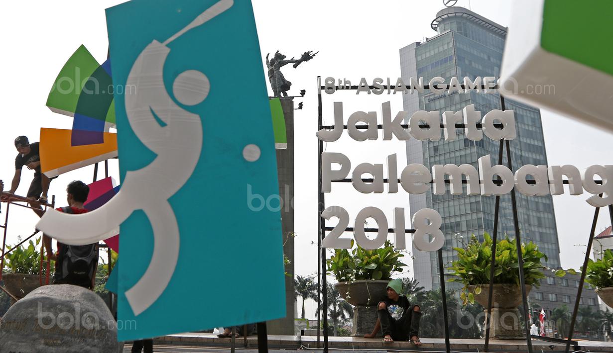 Pekerja sedang merampungkan pengerjaan logo Asian Games 2018 di Bundaran HI, Jakarta, (17/8/2017), Asian Games mengambil tema Energy Of Asia dan akan dibuka oleh Presiden Republik Indonesia Joko Widodo. (Bola.com/Nicklas Hanoatubun)
