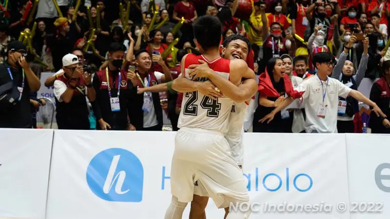 Foto: Pecah! Momen Kebahagiaan Timnas Basket Putra Indonesia Saat Cetak Sejarah Sabet Emas di Ajang SEA Games 2021