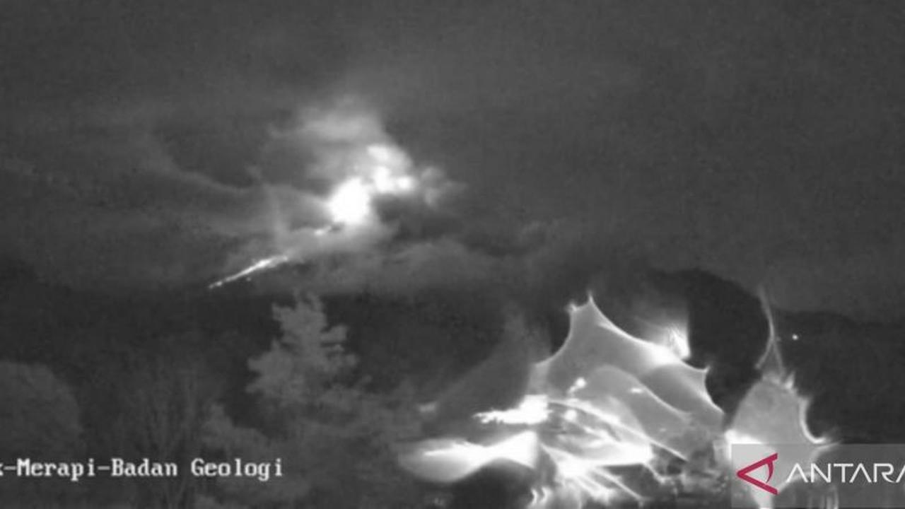 Gunung Merapi Luncurkan Awan Panas Sejauh Dua Kilometer, Status Siaga Tetap Berlaku
