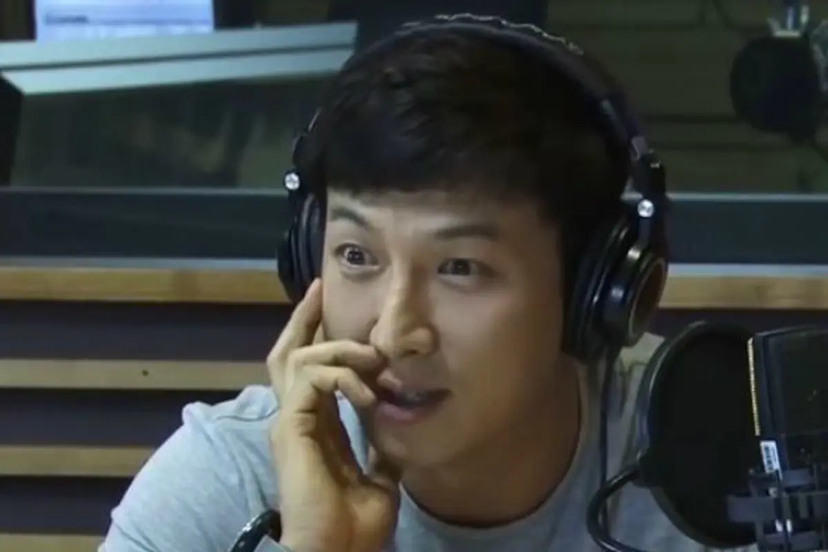 Aktor Park Gun Hyung tampak terkejut ketika mendengar suara hantu
