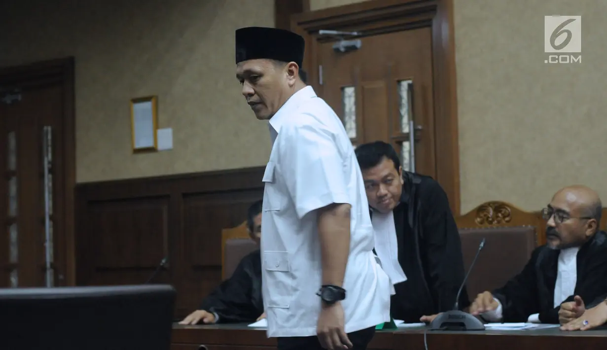 Bupati Lampung Tengah nonaktif, Mustafa saat menjalani sidang dakwaan di Pengadilan Tipikor, Jakarta, Senin (14/5). Atas dakwaan dari penuntut umum, Mustafa mengaku tidak akan mengajukan eksepsi atau nota keberatan. (Liputan6.com/Helmi Fithriansyah)