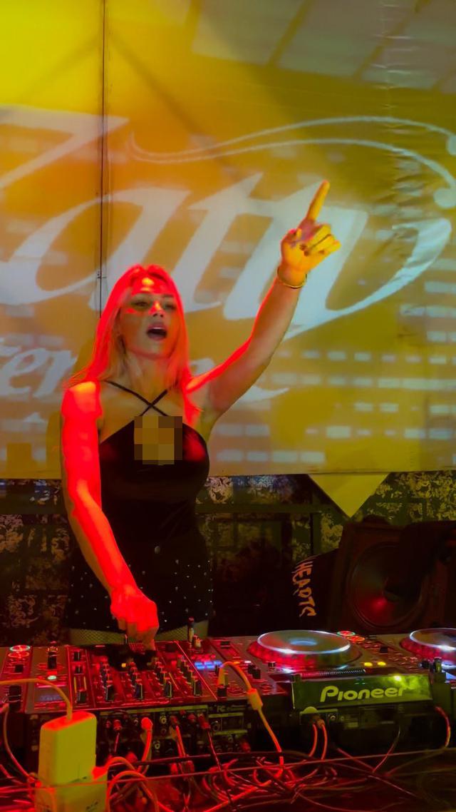 Potret Terbaru DJ Katty Butterfly dengan Rambut Blonde